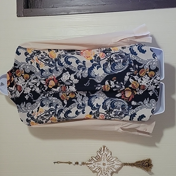 Express Button down blouse. - Picture 2 of 5